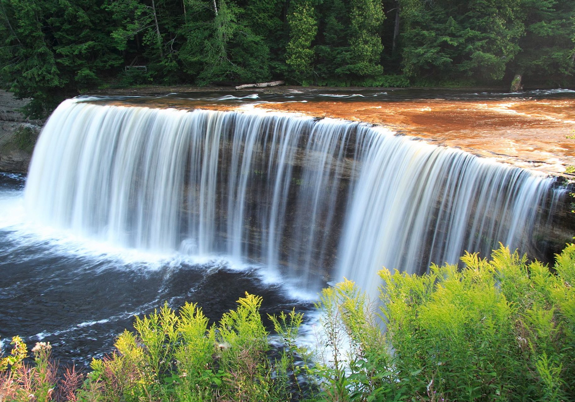 1920px-Tahquamenon_falls_upper